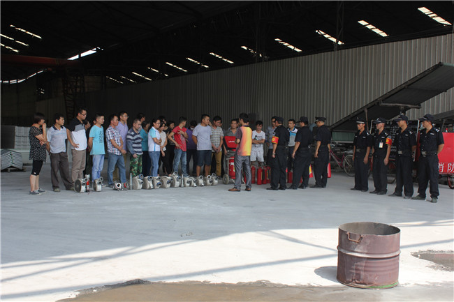 應(yīng)急消防演練，保車間安全生產(chǎn)